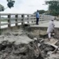 ব্রীজের উভয় পাশে গর্ত ।। ভোগান্তিতে চরপাড়াবাসী