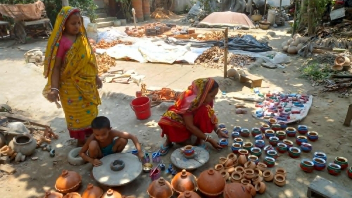 পাইকগাছার ঐতিহ্যবাহী মৃৎশিল্প মৃতপ্রায় ; প্রয়োজন সরকারি পৃষ্টপোষকতা